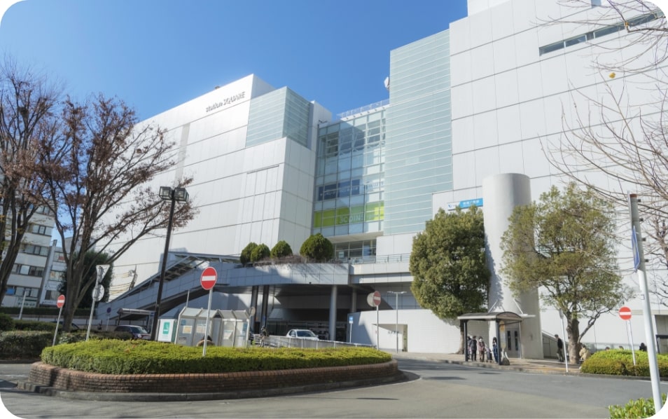 ①相模大野駅中央口改札から南口に出られたら、ロータリーからまっすぐハナミズキ通りに進んでください。