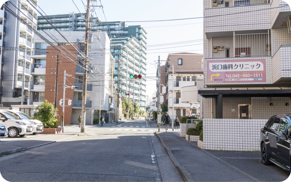 ④右手にコインパークを通り過ぎ、浜口歯科さんの看板が見えましたら、そのすぐ隣が「けい整骨院・鍼灸院」です。